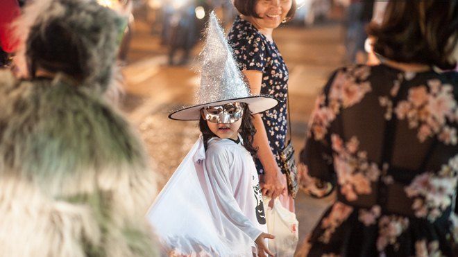 Người Hà Nội kéo nhau lên Hàng Mã, sắm đồ kinh dị diện chơi Halloween