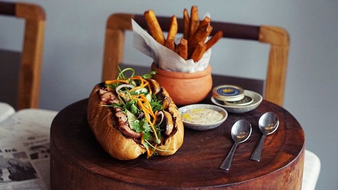 Trà sữa 150.000 đồng đã là gì, Sài Gòn còn có bánh mì 2,4 triệu đồng cơ