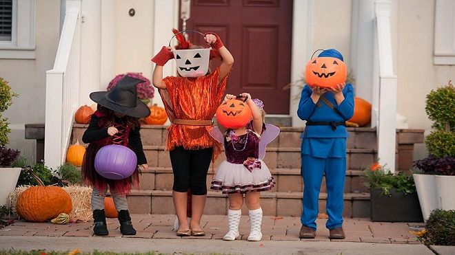 'Cho kẹo hay bị ghẹo' - trò nghịch ngợm của lũ trẻ đêm Halloween