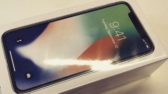 Video 'đập hộp' iPhone X đầu tiên trên thế giới: Đẹp quá Apple ơi!