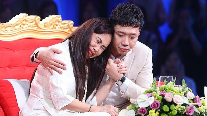 Trấn Thành khóc ròng khi chứng kiến NS Thanh Hằng bán nước trái cây kiếm sống