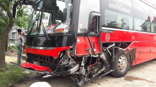 Hàng chục người hoảng loạn khi ô tô khách va chạm với xe máy rồi lao vào dải phân cách