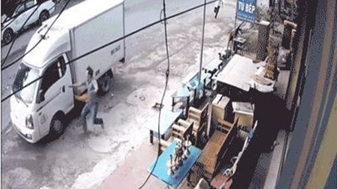 Ô tô tải quên khóa phanh, trôi tự do xuống dốc, đâm vào xe khách rồi mới dừng lại