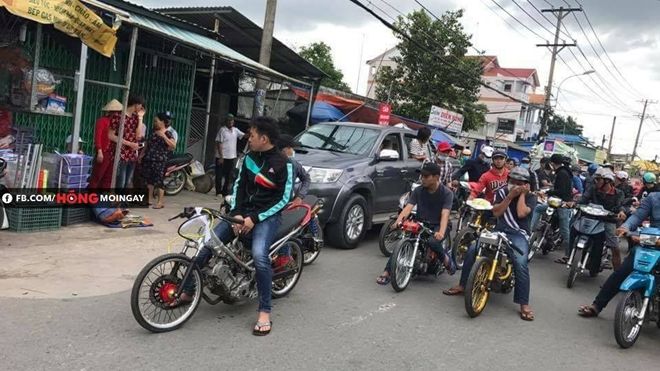 Clip nhóm nam thanh niên nẹt pô ầm ĩ phía sau xe tang đưa tiễn bạn về nơi an nghỉ cuối cùng