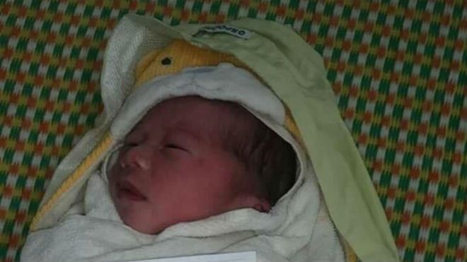 Phát hiện bé trai kháu khỉnh bị bỏ rơi trước cổng trạm y tế xã