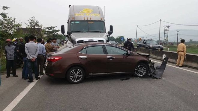 Tai nạn liên hoàn giữa 3 ô tô, 5 người thoát chết