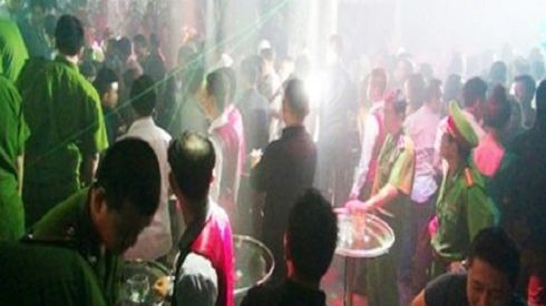 30 thanh niên hỗn chiến với bảo vệ quán bar, súng nổ khiến 2 người bị thương