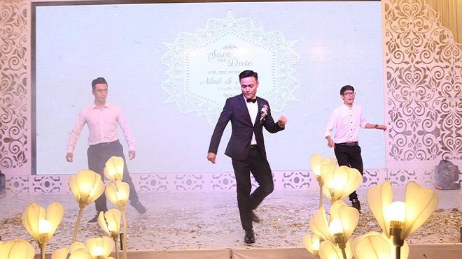 Chú rể nhảy cực sung hit của Sơn Tùng MTP trên sân khấu tặng cô dâu