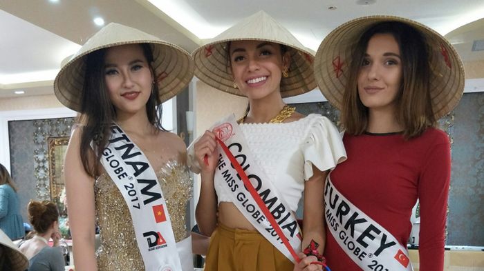 Khánh Ngân tự tay tặng nón lá Việt Nam cho thí sinh Miss Globe 2017