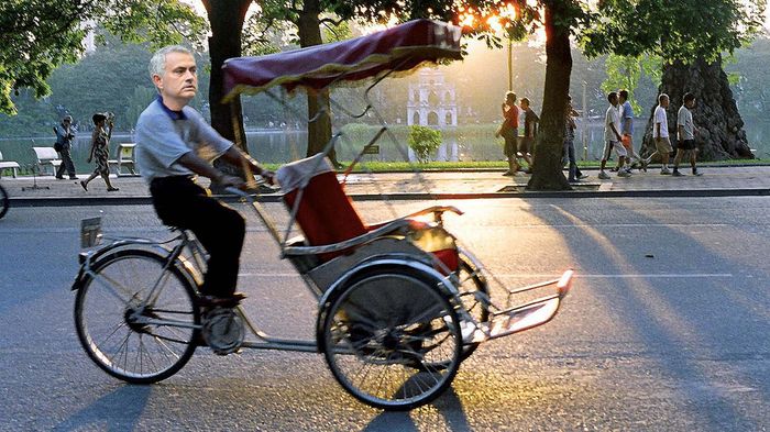 Khi Premier League 'lên đời' Grab và Uber, Mourinho vẫn tà tà đạp… xích lô