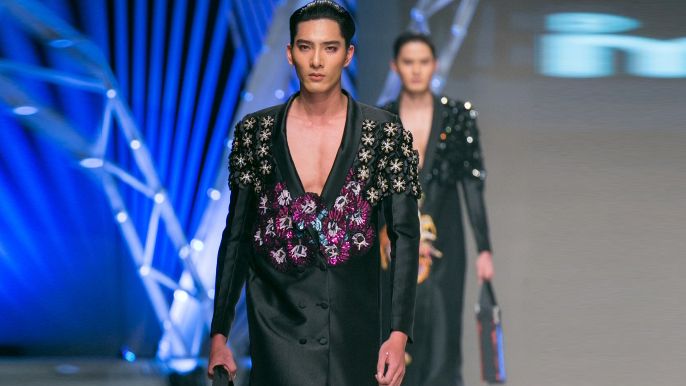 Mẫu nam diện áo dài cách tân cổ chữ V xẻ sâu giống nữ giới, tự tin catwalk