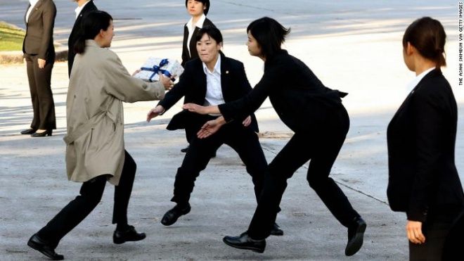 Đâu chỉ đàn ông làm cận vệ, Nhật Bản có hẳn đội quân 'bóng hồng' 100% là nữ