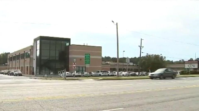 Bị hack hệ thống, căng tin trường học bỗng phát phim khiêu dâm