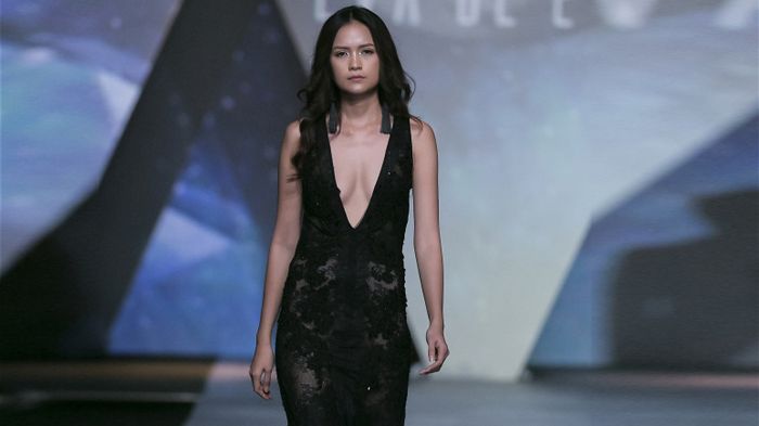 Không kém cạnh Lan Khuê, Ngọc Châu diện đầm khoét ngực 'chạm rốn' catwalk kiêu kỳ
