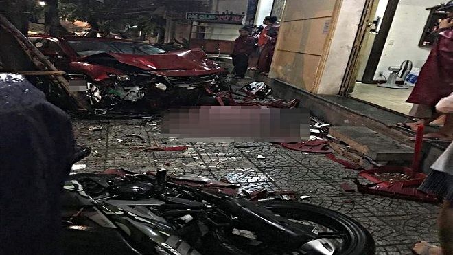 Ô tô 'điên' gây tai nạn liên hoàn rồi lao thẳng vào quán nhậu, tông thiếu nữ tử vong