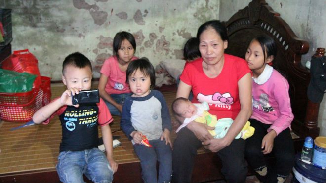 Giữa Hà Nội, người phụ nữ 29 tuổi đẻ sòn sòn 8 đứa con