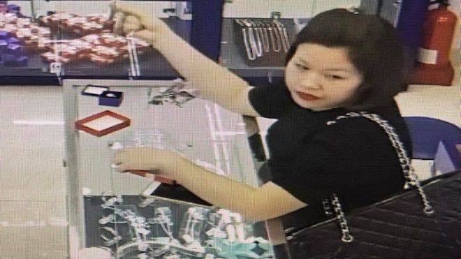 Nữ quái trộm điện thoại nhanh hơn 'tia chớp' tại cửa hàng bán đồ trang sức