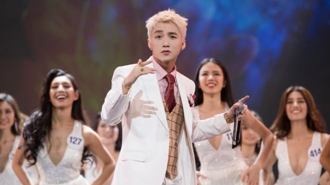 Sơn Tùng diện vest trắng lịch lãm, selfie cùng top 63 HHHV cực dễ thương