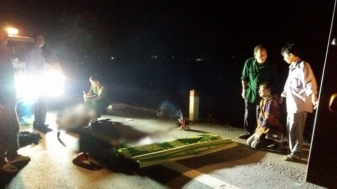 Thấy thi thể cha sau tai nạn, cô gái òa khóc nức nở