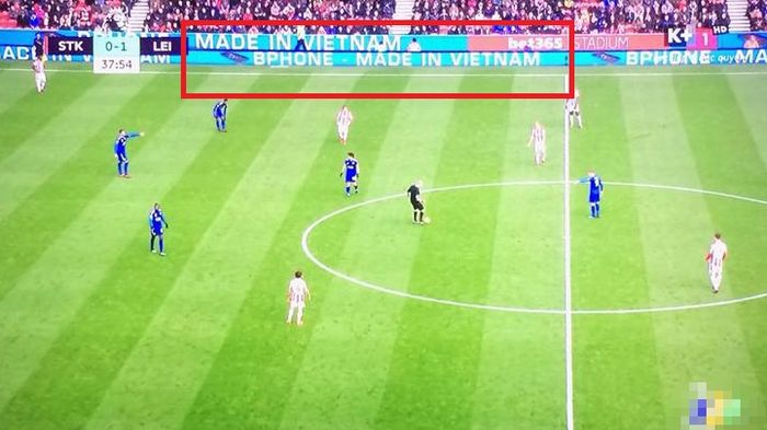 Biển quảng cáo Bphone xuất hiện tại giải Ngoại hạng Anh khiến fan Việt thích thú