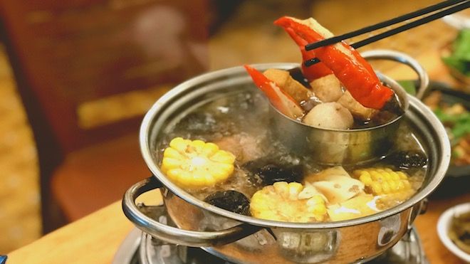 Những ngày mưa lạnh thế này còn gì bằng một phần lẩu uyên ương nóng hổi