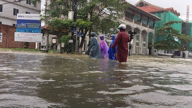 Lũ lên cực nhanh, Thừa Thiên - Huế, Quảng Nam chìm trong biển nước