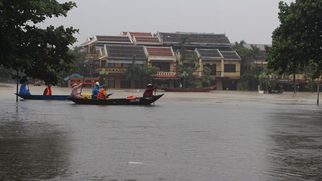 Phố cổ Hội An chìm trong biển nước, người dân dùng thuyền để đi lại