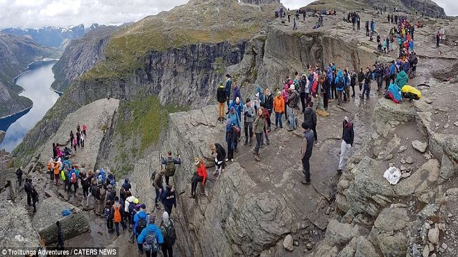 Sự thật khắc nghiệt đằng sau những bức ảnh sống ảo: Leo núi hàng tiếng để có một phút selfie