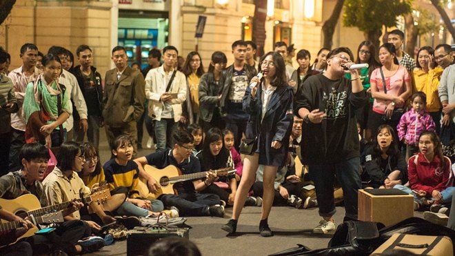 Không chen lấn xô bồ, có một nơi ở Hà Nội người ta vẫn thư thả lắng nghe âm nhạc đường phố