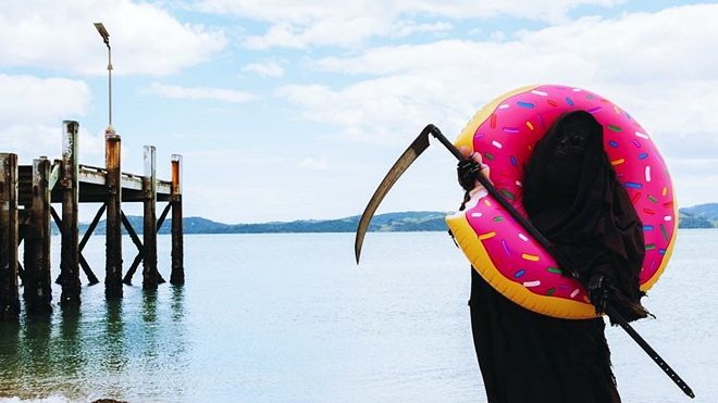 Cư dân Instagram thích thú với bộ ảnh 'Khi thần chết đi tắm biển'