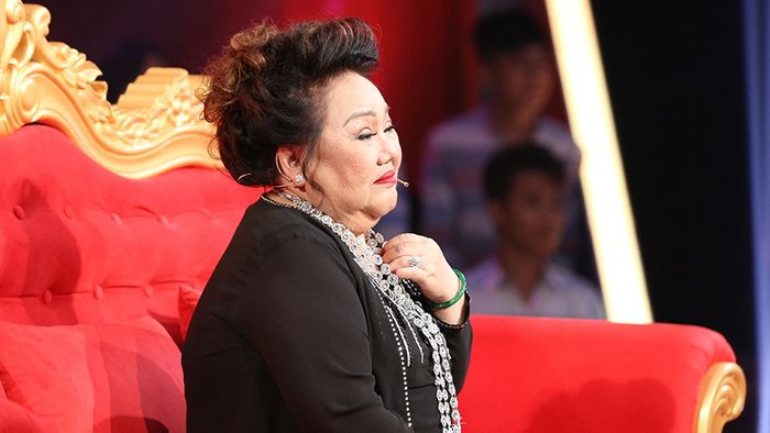 Đến NSND Ngọc Giàu cũng bị lừa đảo: Showbiz bây giờ ghê quá!