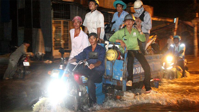 Đường ngập 1 m vì triều cường, dân Sài Gòn thuê xe ba gác về nhà