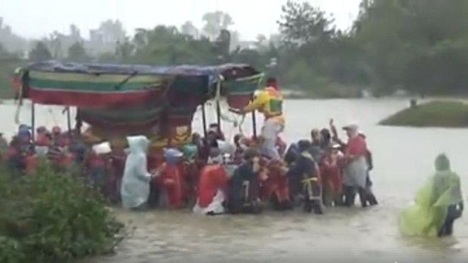 Xót xa cảnh lội nước lũ đưa quan tài ra nghĩa trang ở Huế