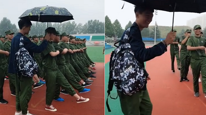 Chỉ với 15 giây, soái ca khiến các cô gái 'đổ gục' vì cầm ô che mưa cho bạn gái tập quân sự!