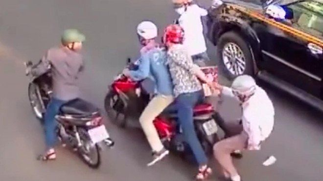 Tên cướp lao vào ngân hàng giật 200 triệu đồng của người phụ nữ