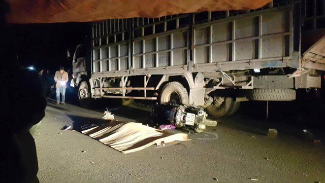 Chồng tử vong, vợ và 2 con nhỏ nguy kịch sau khi tông vào xe tải đỗ bên đường