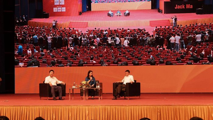 Đừng chê sinh viên Việt Nam kém tiếng Anh nữa, họ đã nghe và đối thoại với Jack Ma hoàn toàn bằng tiếng Anh đấy