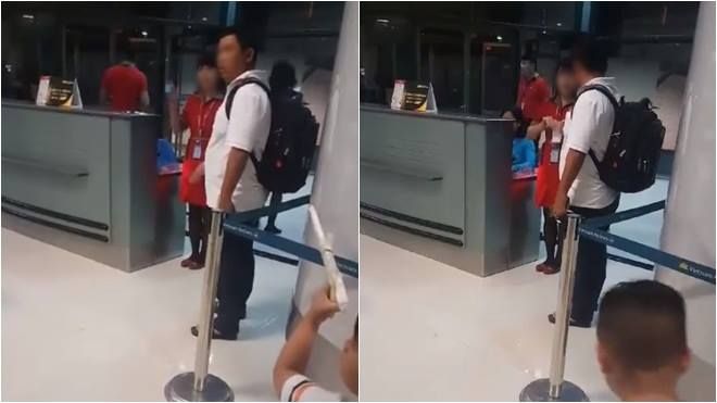 Nữ nhân viên hãng VietJet xé vé của hành khách đến quầy check-in muộn