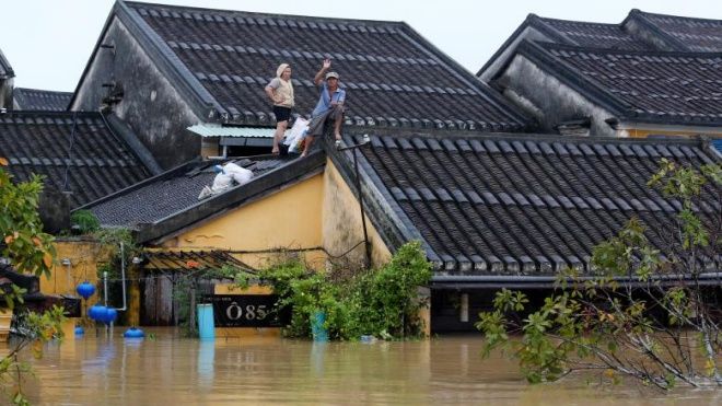 Hình ảnh mưa lũ ngập đến tận nóc ở Hội An lên báo Tây