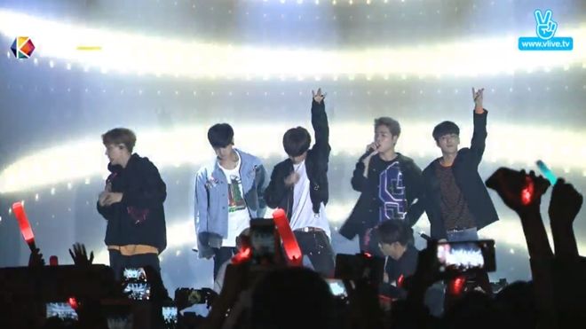 Sự kiện KBEE 2017: iKON biến hội trường thành concert riêng với biển lightstick đỏ rực