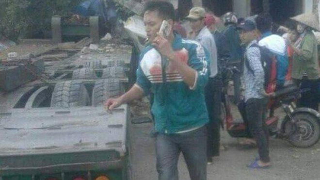 Xe container đâm nát hiệu thuốc, tài xế tử vong