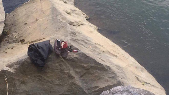 Nam thanh niên để lại hộp quà rồi nhảy sông tự tử