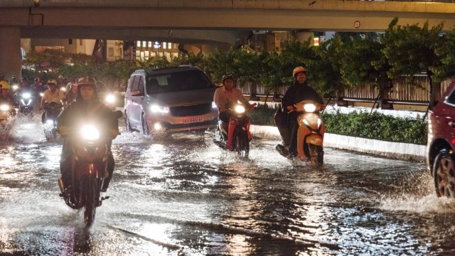 Sài Gòn mưa lớn, công nhân đi dọn rác ở đường có siêu máy bơm để thoát nước