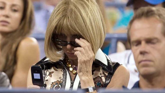 Thế giới đang 'cuồng' iPhone X, còn 9 người giàu nứt đố đổ vách này vẫn dùng điện thoại nắp gập