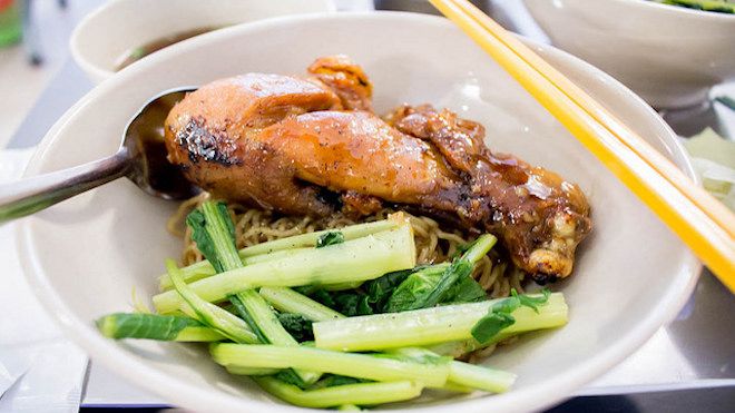 Lâu lâu đổi vị sang món mì gà quay đậm đà này thử xem nhé