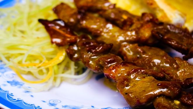 Cuối tuần thưởng thức hương vị ẩm thực Campuchia qua món bánh mì bò nướng bơ trên đường Cống Quỳnh