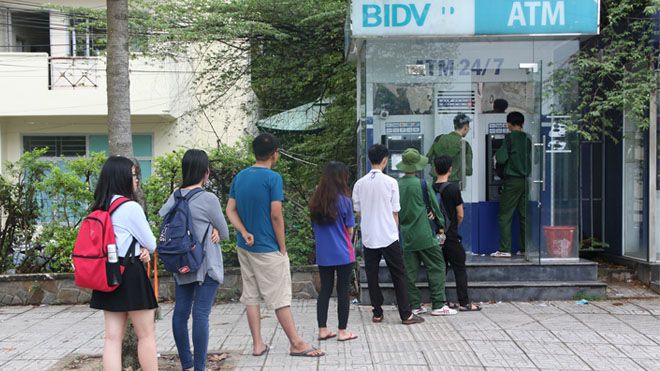 Chuyện bi hài: Sinh viên ở KTX đi rút tiền phải 'canh me' như…. ăn trộm!