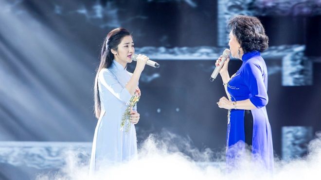 Hòa Minzy cúi người cảm ơn danh ca Giao Linh vì màn song ca đỉnh cao trong Cặp đôi hoàn hảo