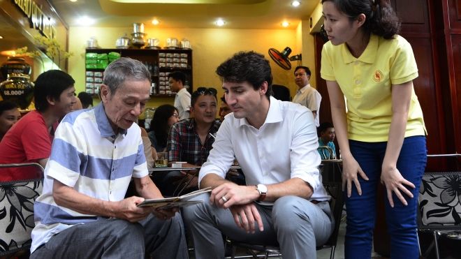 Thủ tướng Canada Justin Trudeau uống cà phê vỉa hè ở Sài Gòn