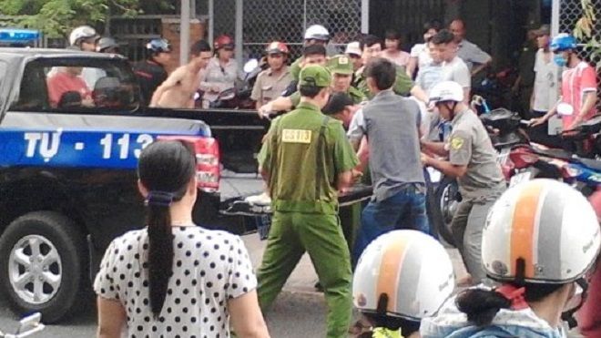 Chồng đâm vợ nguy kịch rồi dùng cao cắt cổ của mình